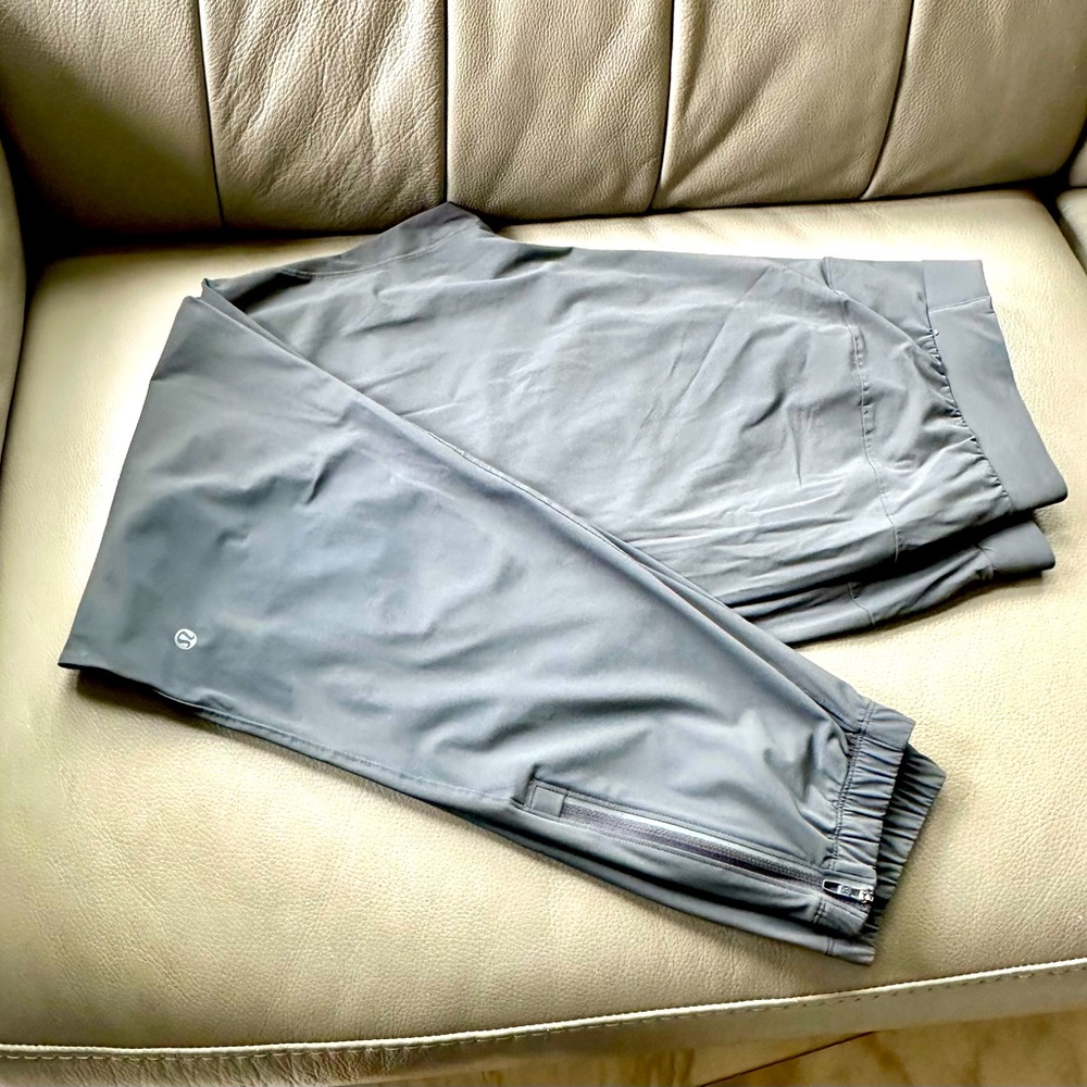 Like new Lululemon men’s extra large jogger, gray color